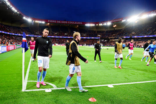 Malmö FFs Nikola Djurjic och Oscar Lewicki värmer upp