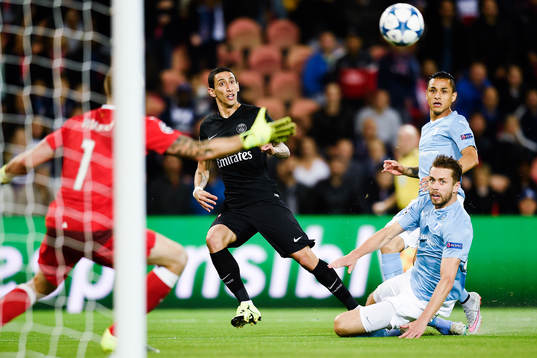 s Angel Di Maria gör 1-0 bakom målvakt Johan Wiland, Kari