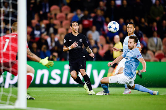 s Angel Di Maria gör 1-0 bakom målvakt Johan Wiland, Kari