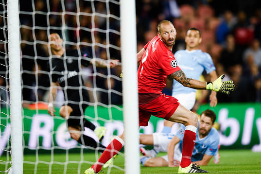 Malmö FFs målvakt Johan Wiland ser 1-0 gå in bakom honom