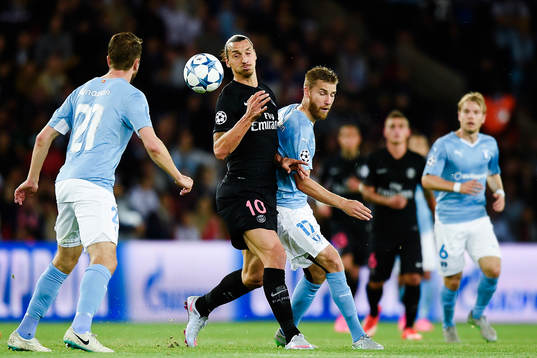Malmö FFs Kari Arnason och Rasmus Bengtsson i en duell mot