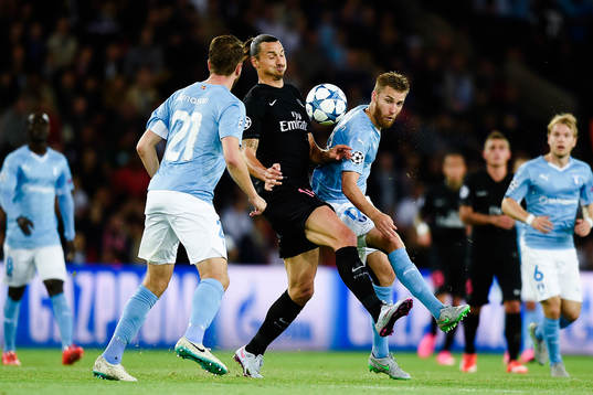 Malmö FFs Kari Arnason och Rasmus Bengtsson i en duell mot