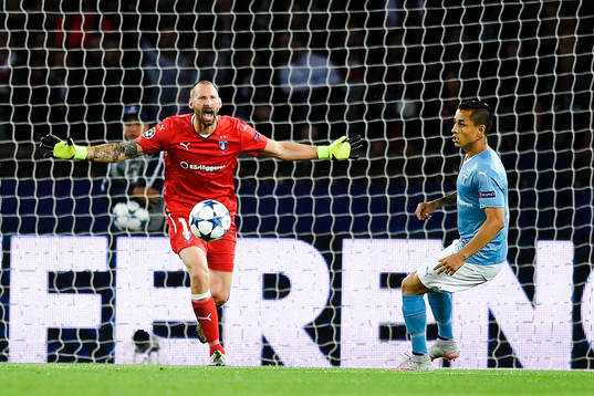 Malmö FFs målvakt Johan Wiland reagerar