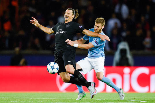 s Zlatan Ibrahimovic tacklas av Malmö FFs Rasmus Bengtsson