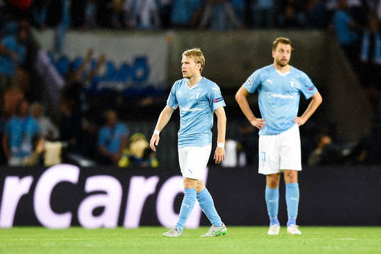 Malmö FFs  Oscar Lewicki deppar