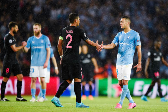 s Thiago Silva tackar Malmö FFs Nikola Djurjic