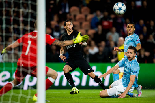 s Angel Di Maria gör 1-0 bakom Malmö FFs målvakt Johan