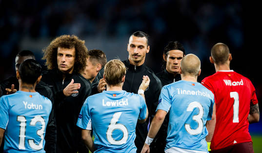 s Zlatan Ibrahimovic hälsar på Malmö FFs spelare
