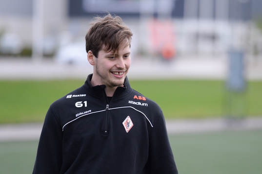 Karlskronas Mattias Granlund värmer upp innan