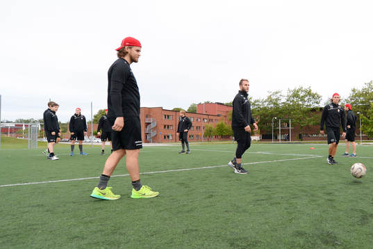 Karlskronas lag värmer upp utanför ABB Arena och spelar