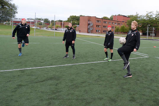 Karlskronas lag värmer upp utanför ABB Arena och spelar