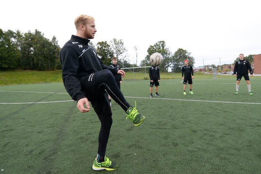 Karlskronas lag värmer upp utanför ABB Arena och spelar
