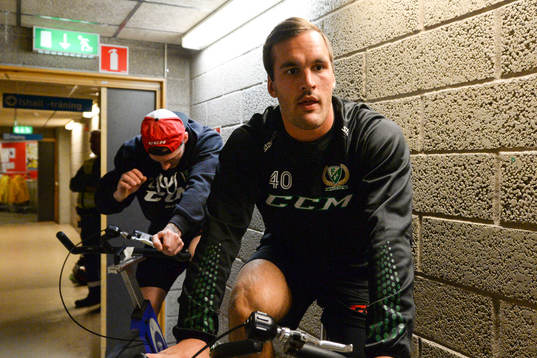 Färjestads Niclas Arell värmer upp på en cykel innan