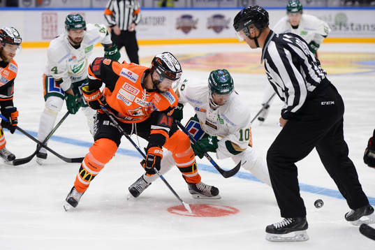Karlskronas Vyacheslav Trukhno tekar med Färjestads Robbie