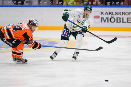 Karlskronas Jimmy Andersson försöker nå pucken från