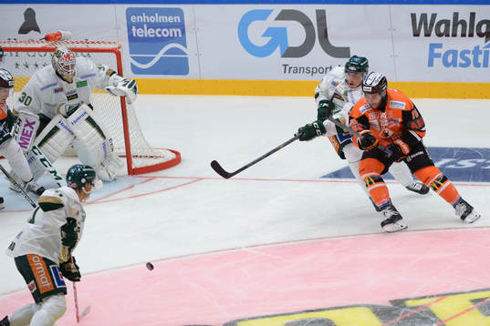 Karlskronas John Henrion kämpar framför Färjestads mål