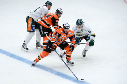Karlskronas Vyacheslav Trukhno med pucken