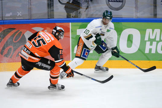 Karlskronas Tom Linder i kamp om pucken med Färjestads