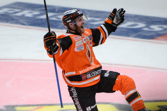 Karlskronas Mattias Guter har gjort 1-3 och jublar