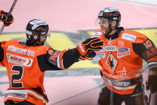 Karlskronas Mattias Guter har gjort 1-3 och jublar