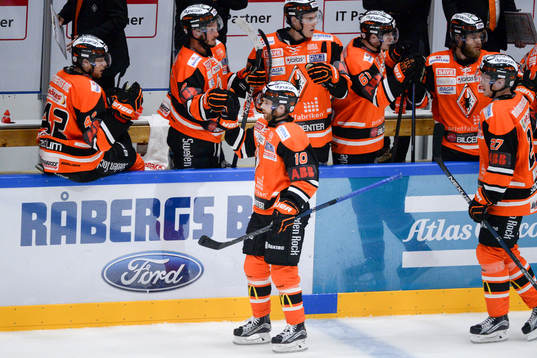 Karlskronas Mattias Guter har gjort 1-3 och jublar