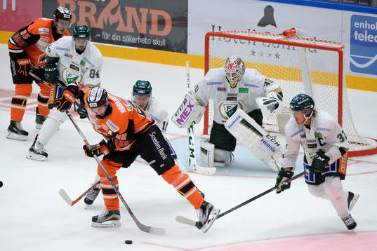 Karlskronas Alexander Bergström i kamp om pucken