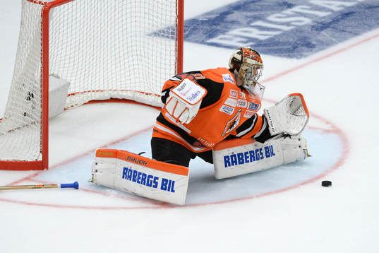 Karlskronas målvakt Patrick Galbraith  räddar en puck då