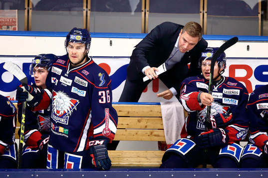 Linköpings Dan Tangnes pratar med en av spelarna