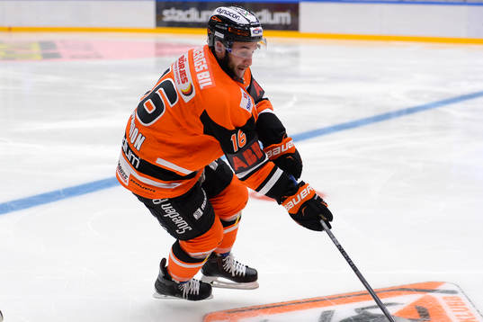 Karlskronas John Henrion med pucken