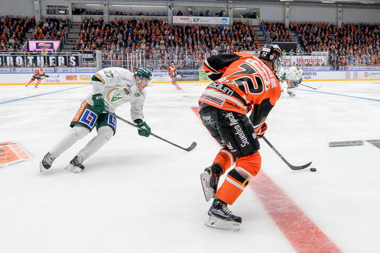 Karlskronas Joachim Rohdin med pucken