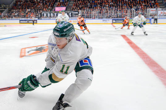 Färjestads Joakim Nygård  i kamp om pucken