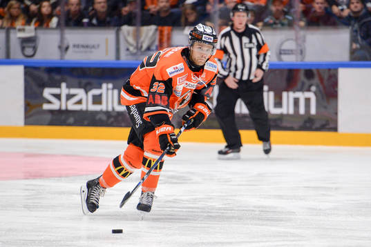 Karlskronas Anton Grundell med pucken