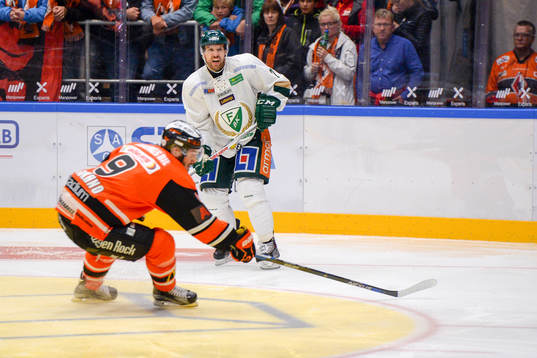 Färjestads Jonas Holös skjuter i väg pucken