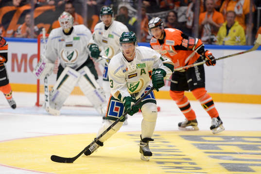 Färjestads Robbie Earl  försöker blockera en puck
