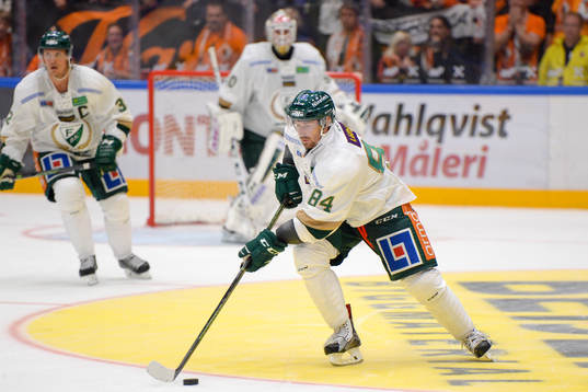 Färjestads Tomas Skogs med puck