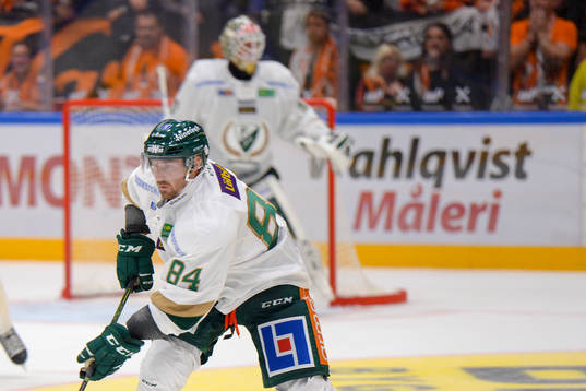 Färjestads Tomas Skogs med puck