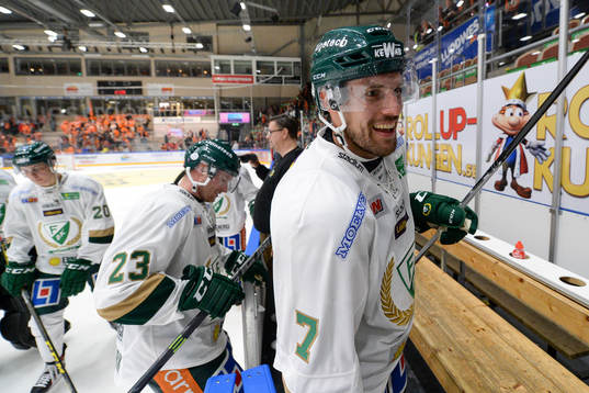 Färjestads spelare Jonas Holös jublar
