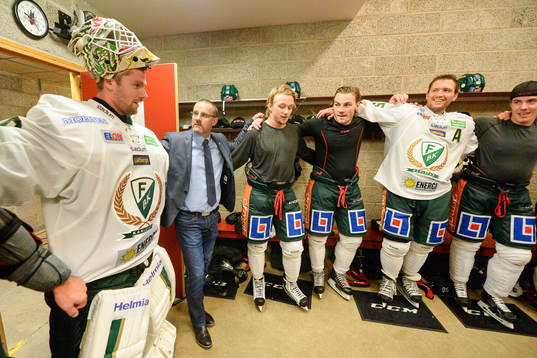 Färjestads spelare jublar i omklädningsrummet