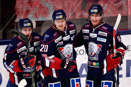 Linköpings Nick Sörensen (mitten) firar 2-2-målet