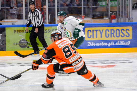 Färjestads Jonas Holös lägger i väg pucken