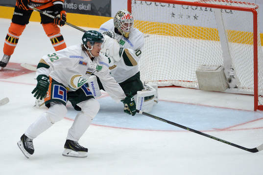 Färjestads Magnus Nygren framför Färjestads målunder