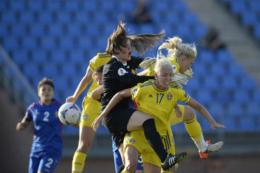 Sveriges Caroline Seger och Moldaviens Anna Zatusevscaia
