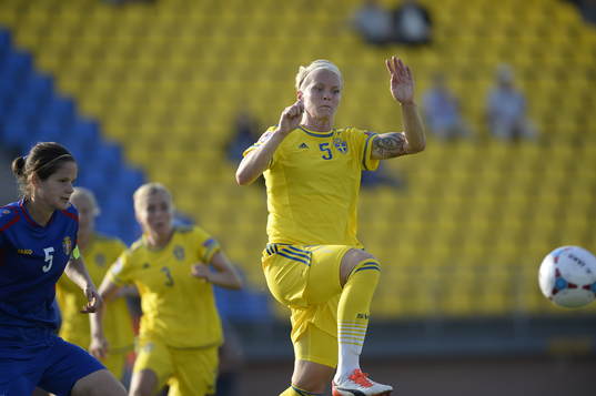Sveriges Nilla Fischer och Moldaviens Elena Porojniuc