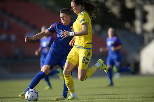 Sveriges Lotta Schelin och Moldaviens Natalia Munteanu