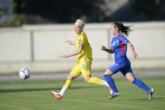 Sveriges Nilla Fischer och Moldaviens Claudia Chiper