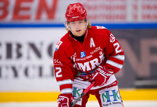 Timrås Emil Berglund värmer upp innan ishockeymatchen i