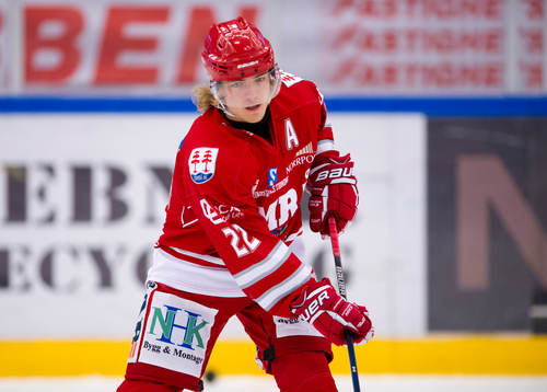 Timrås Emil Berglund värmer upp innan ishockeymatchen i
