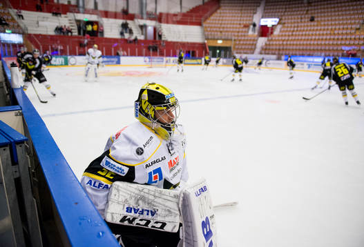 Västerås målvakt Jonas Fransson värmer upp  innan