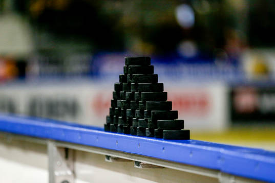 Genrebild påå en puckhög