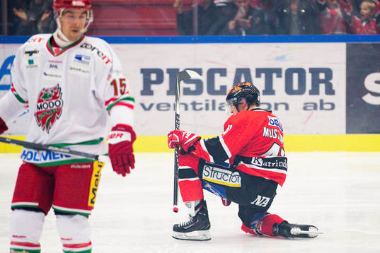 Örebros Joel Mustonen jublar